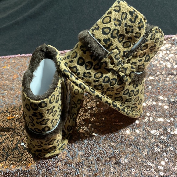 Cute little leopard booties - Picture 6 of 8